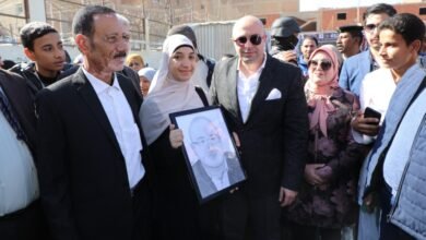 طالبة تهدي محافظ بني سويف صورة تذكارية