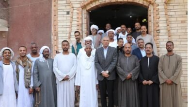 محافظ أسوان يلتقى بأهالى العبابدة بدراو