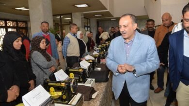 محافظ أسيوط يسلم ماكينات خياطة