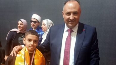 وكيل الأزهر يكرم طالباً متفوقاً